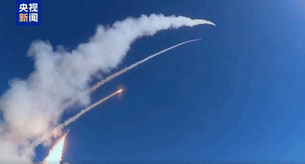 定向能武器装备首次亮相阅兵场 展示新式战斗力成就